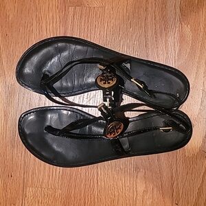 Tory Burch Ali Sandals Black patent leather w/gold Logo Emblem Vintage